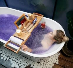 RelaxTub® Badplank - Badplank Voor In Bad - Badrek - Verstelbaar - Anti Slip - Badplank Bamboe - Badplank Hout - Badrekje Inclusief Boekenhouder, Tablethouder & Spiegel -Thuis Badkamer 1200x1117 2