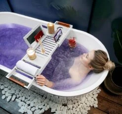 RelaxTub® Badplank - Badplank Voor In Bad - Badrek - Verstelbaar - Anti Slip - Badplank Wit - Badplank Hout - Badrekje Inclusief Boekenhouder, Tablethouder & Spiegel -Thuis Badkamer 1200x1117 3