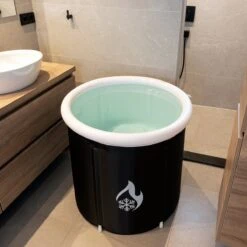 Opvouwbaar Zitbad Voor Volwassenen - Bath Bucket - Ijsbad - Inklapbaar Bad - Zwart - Opblaasbad - Inclusief Voetpomp - Inclusief Ingebouwd Zitkussen 15 Opvouwbaar Zitbad Voor Volwassenen - Bath Bucket - Ijsbad - Inklapbaar Bad - Zwart - Opblaasbad - Inclusief Voetpomp - Inclusief Ingebouwd Zitkussen -Thuis Badkamer 1200x1200 1015