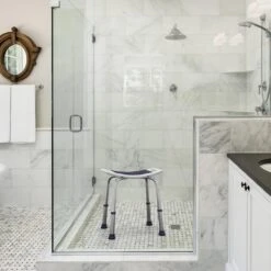 Sanicraft® Douchekruk - In Hoogte Verstelbaar - Douchekrukje - Roestvrij - 150kg Draagkracht - Comfortabel Zitkussen - Inclusief Douchekophouder, Handgrepen, Anti Slip Poten -Thuis Badkamer 1200x1200 1278