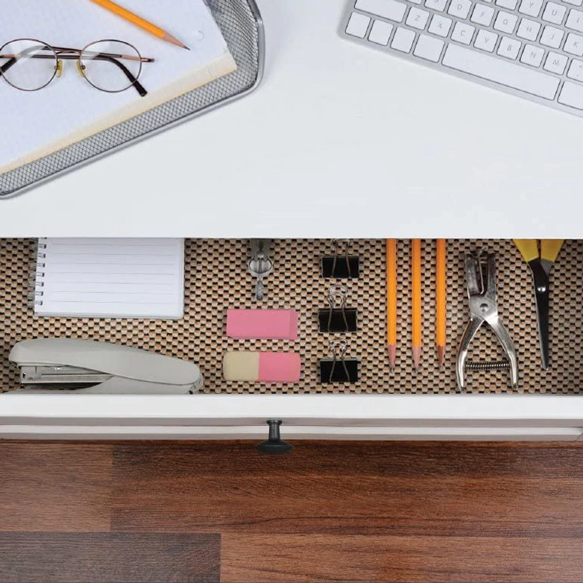 SWILIX ® Antislipmat Voor Kasten En Lades, Douchemat - Badkamermat - Badmat, Dienblad, Vloer - 4 Meter Rol - Anti Slip Mat - 400 X 30 Cm - Zwart 6 SWILIX ® Antislipmat Voor Kasten En Lades, Douchemat - Badkamermat - Badmat, Dienblad, Vloer - 4 Meter Rol - Anti Slip Mat - 400 X 30 Cm - Zwart - Afbeelding 4