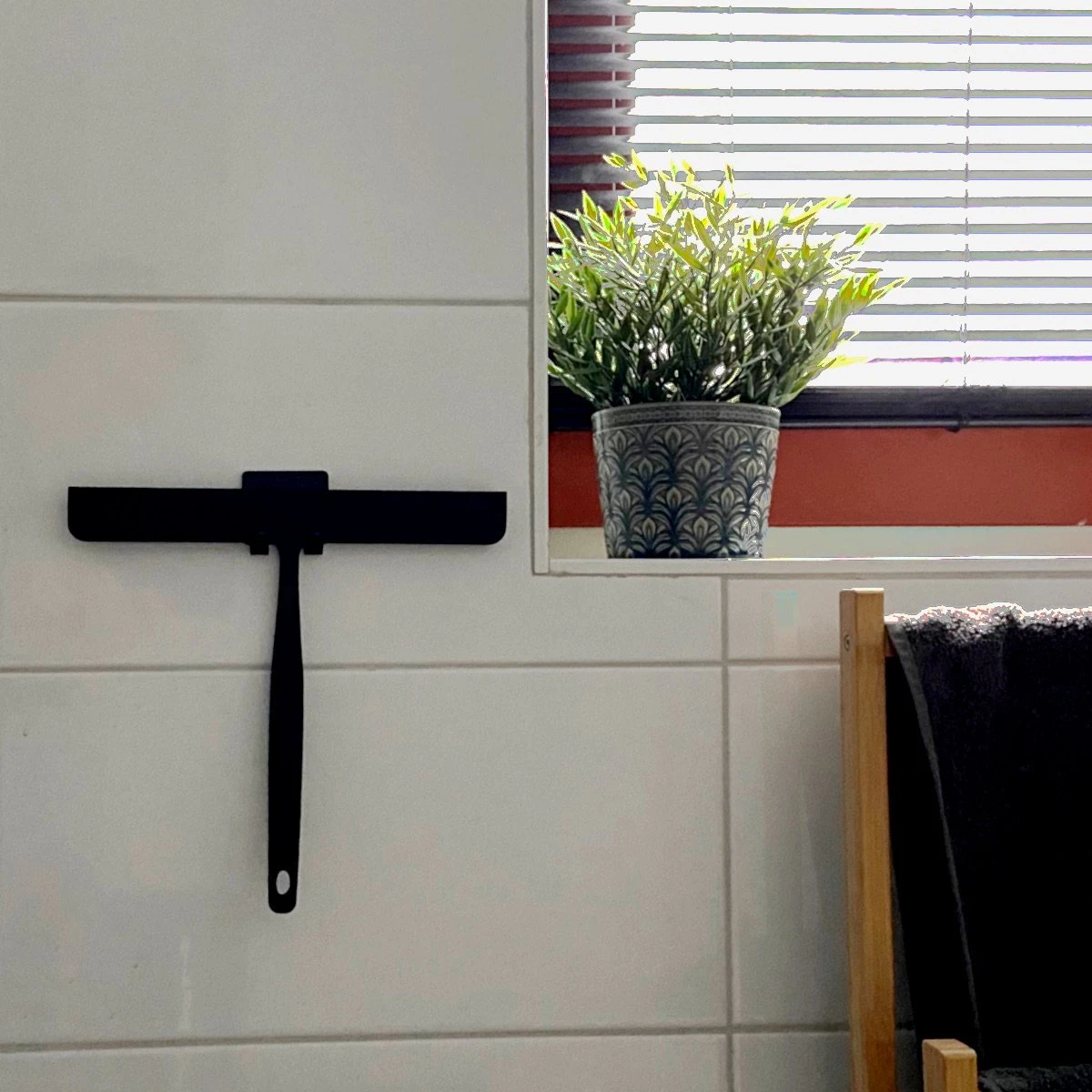 Vannons - Douchewisser Zwart - Douche Trekker Met Zelfklevende Ophanghaak - Met Borstel - Siliconen - Zwart 4 Vannons - Douchewisser Zwart - Douche Trekker Met Zelfklevende Ophanghaak - Met Borstel - Siliconen - Zwart - Afbeelding 2