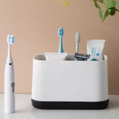 Merkloos Tandenborstelhouder Vrijstaand - Badkamer Organizer Met Lekbak - Badkamer Accessoires - 6 Sorteervakken - Tandenborstel - Wit Met Zwart -Thuis Badkamer 1200x1200 289