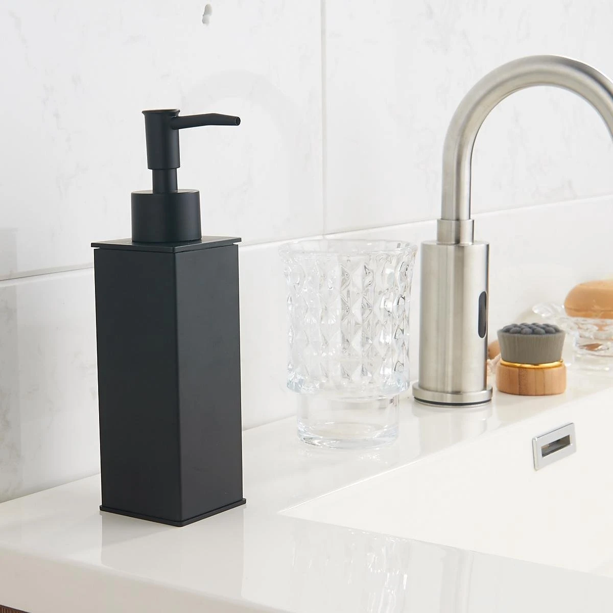 VDN Stainless Zeeppompje - Zeepdispenser - Zeeppompje Vrijstaand - Zwart - Vierkant - RVS 8 VDN Stainless Zeeppompje - Zeepdispenser - Zeeppompje Vrijstaand - Zwart - Vierkant - RVS - Afbeelding 6