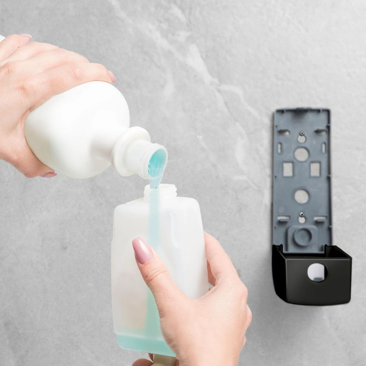 Vog&Arths - Zeepdispenser Wandmontage - Hangend Zeeppompje Muur - Zwart - Mechanische Zeep Pomp - 350ML - Zonder Batterijen! 8 Vog&Arths - Zeepdispenser Wandmontage - Hangend Zeeppompje Muur - Zwart - Mechanische Zeep Pomp - 350ML - Zonder Batterijen! - Afbeelding 6