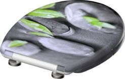 SCHÜTTE WC-Bril 82374 STONE - Duroplast - Soft Close - Afklikbaar - RVS-Scharnieren - Decor - 3-zijdige Print -Thuis Badkamer 1200x761 3