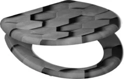 SCHÜTTE WC-Bril 82392 GREY HEXAGONS - Duroplast - Soft Close - Afklikbaar - RVS-Scharnieren - Decor - 3-zijdige Print 12 SCHÜTTE WC-Bril 82392 GREY HEXAGONS - Duroplast - Soft Close - Afklikbaar - RVS-Scharnieren - Decor - 3-zijdige Print -Thuis Badkamer 1200x767 4