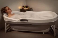 HelloBath Opvouwbaar Zitbad - Bath Bucket - 148cm - 220L - Extra Lang - Incl. Badkussen & Opberghoes 23 HelloBath Opvouwbaar Zitbad - Bath Bucket - 148cm - 220L - Extra Lang - Incl. Badkussen & Opberghoes -Thuis Badkamer 1200x800 33