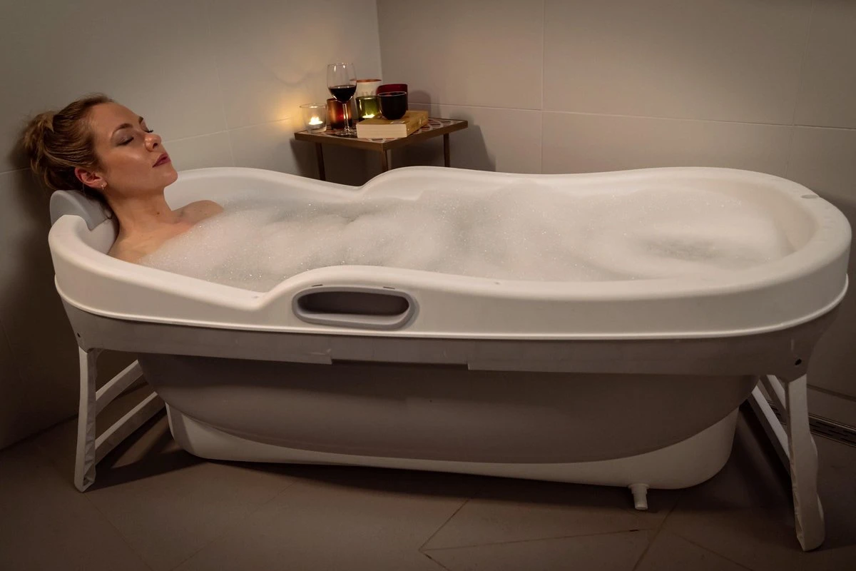 HelloBath Opvouwbaar Zitbad - Bath Bucket - 148cm - 220L - Extra Lang - Incl. Badkussen & Opberghoes 9 HelloBath Opvouwbaar Zitbad - Bath Bucket - 148cm - 220L - Extra Lang - Incl. Badkussen & Opberghoes - Afbeelding 7