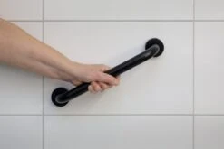 Highport Handgreep Zwart Voor Bad Of Douche - Sterke Metalen Wandgreep -Wandbeugel 30,5 Cm - Zwarte Aluminium Handgreep - Wandgreep Voor Badkamer - Douche - Toilet - Toiletbeugel - Badgreep - Douchegreep - Inclusief Ophangmateriaal -Thuis Badkamer 1200x800 55