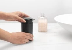 Brabantia ReNew Zeepdispenser - 250 Ml - Dark Grey 15 Brabantia ReNew Zeepdispenser - 250 Ml - Dark Grey -Thuis Badkamer 1200x841 1