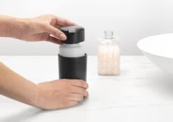 Brabantia ReNew Zeepdispenser - 250 Ml - Dark Grey 16 Brabantia ReNew Zeepdispenser - 250 Ml - Dark Grey -Thuis Badkamer 1200x848