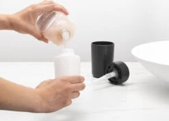 Brabantia ReNew Zeepdispenser - 250 Ml - Dark Grey 17 Brabantia ReNew Zeepdispenser - 250 Ml - Dark Grey -Thuis Badkamer 1200x861 2