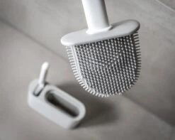 Lopoleis WC Borstel – Toiletborstel – Gesloten Bodem – WC Borstel Met Randreiniger – Siliconen – Grijs – WC Borstel Met Houder – Vrijstaand – Hangend – WC Borstel En Houder 13 Lopoleis WC Borstel – Toiletborstel – Gesloten Bodem – WC Borstel Met Randreiniger – Siliconen – Grijs – WC Borstel Met Houder – Vrijstaand – Hangend – WC Borstel En Houder -Thuis Badkamer 1200x959 3
