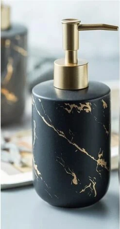 SIEPS Zeepdispenser - Zeeppompje Zwart & Goud - Vrijstaand 400 ML Zeephouder - Keramiek -Thuis Badkamer 631x1200 1