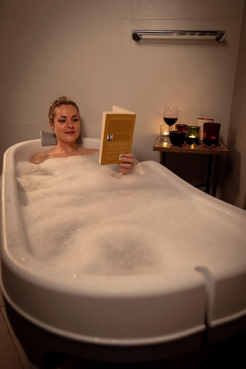 HelloBath Opvouwbaar Zitbad - Bath Bucket - 148cm - 220L - Extra Lang - Incl. Badkussen & Opberghoes 12 HelloBath Opvouwbaar Zitbad - Bath Bucket - 148cm - 220L - Extra Lang - Incl. Badkussen & Opberghoes - Afbeelding 10