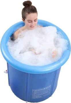 OpblaasbaarDirect | Opblaasbaar Bad - 1 Persoons Balkonbad - IJsbad / Tub Met Afvoerslang En Opblaasbare Rand - Met Comfortable Zitting - 75x80cm - Ijschallenge 11 OpblaasbaarDirect | Opblaasbaar Bad - 1 Persoons Balkonbad - IJsbad / Tub Met Afvoerslang En Opblaasbare Rand - Met Comfortable Zitting - 75x80cm - Ijschallenge -Thuis Badkamer 835x1200 1