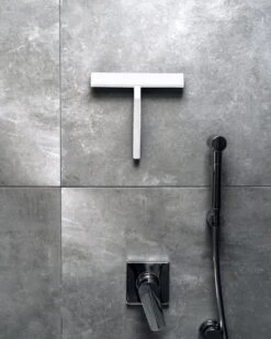 Douchewisser Wit Met Magneetstrip - Badkamer Accessoires - Raamwisser - Trekker Douche - Silicone - 21cm X 20cm -Thuis Badkamer 960x1200 1