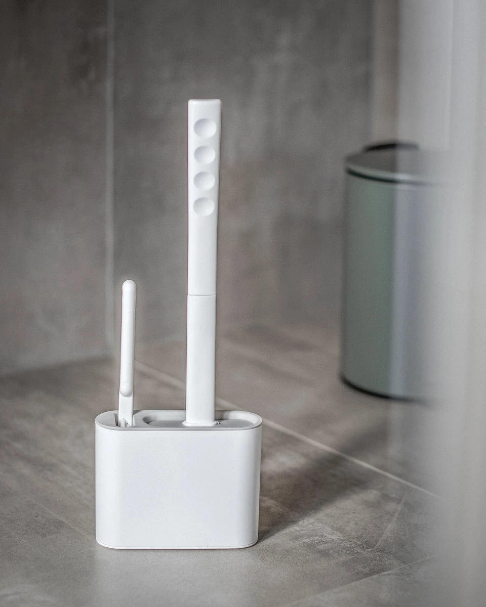 Lopoleis WC Borstel – Toiletborstel – Gesloten Bodem – WC Borstel Met Randreiniger – Siliconen – Grijs – WC Borstel Met Houder – Vrijstaand – Hangend – WC Borstel En Houder 6 Lopoleis WC Borstel – Toiletborstel – Gesloten Bodem – WC Borstel Met Randreiniger – Siliconen – Grijs – WC Borstel Met Houder – Vrijstaand – Hangend – WC Borstel En Houder - Afbeelding 4