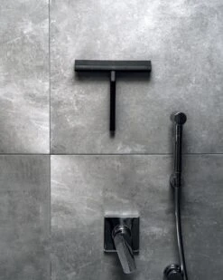 Douchewisser Zwart Met Magneetstrip - Badkamer Accessoires - Raamwisser - Trekker Douche - Silicone - 21cm X 20cm -Thuis Badkamer 960x1200 2